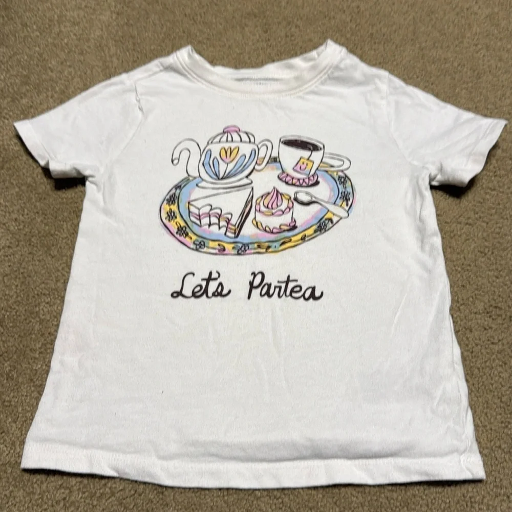 Old Navy Girls’ short-sleeve shirt in size 5T.